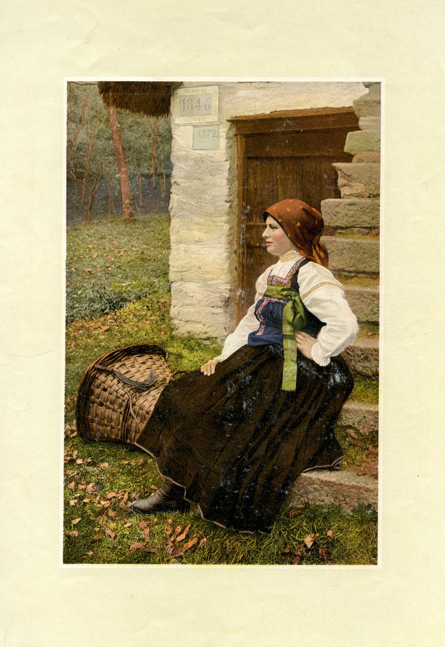 Mulher de traje tradicional com um grande cesto no chão ao seu lado, Sabbia, Piemonte, fotografia de V M de Italian Photographer