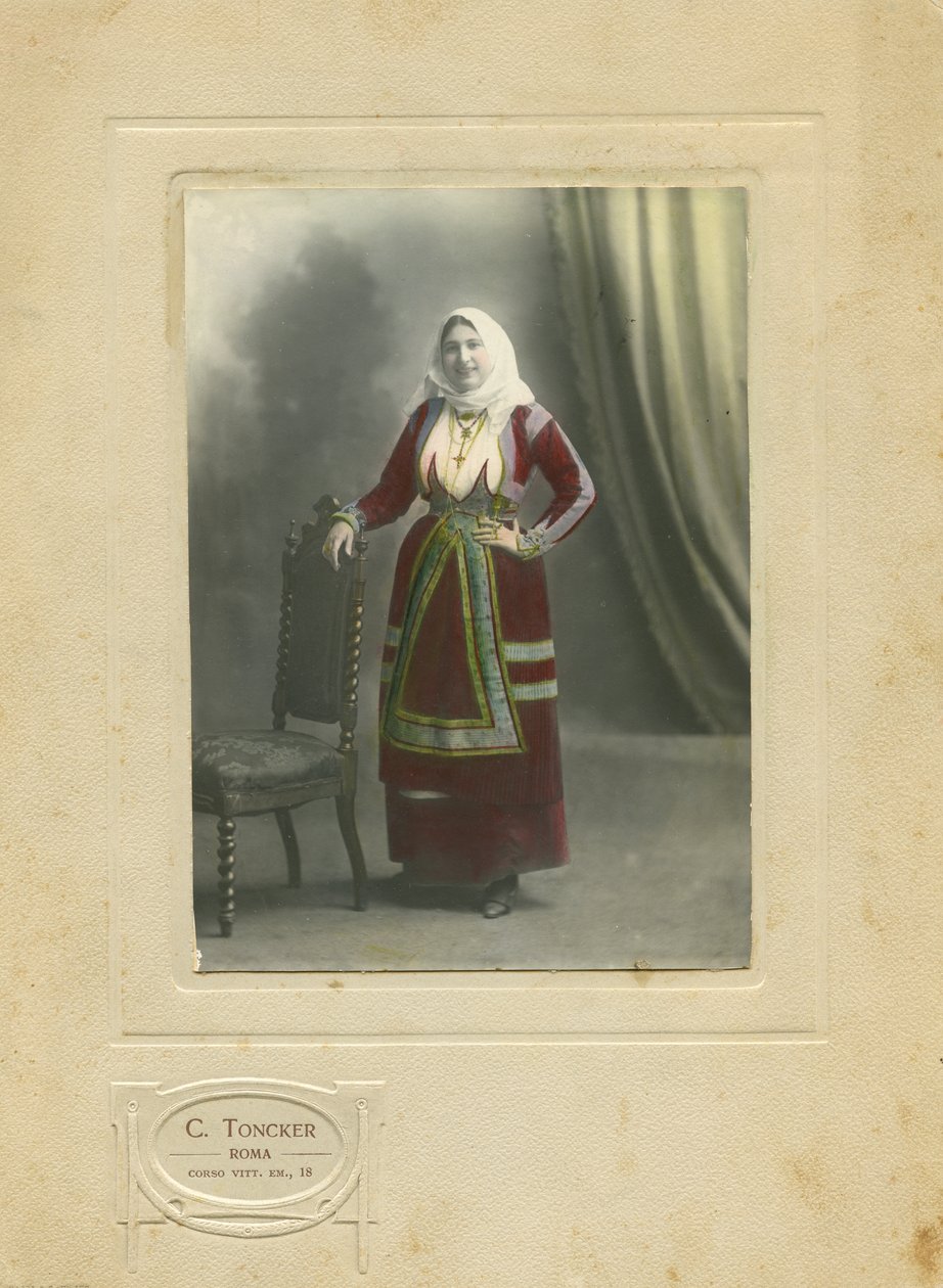 Mulher com vestido tradicional, Sardenha, Itália, fotografia de Camillo Toncker, Roma, cerca de 1910 de Italian Photographer