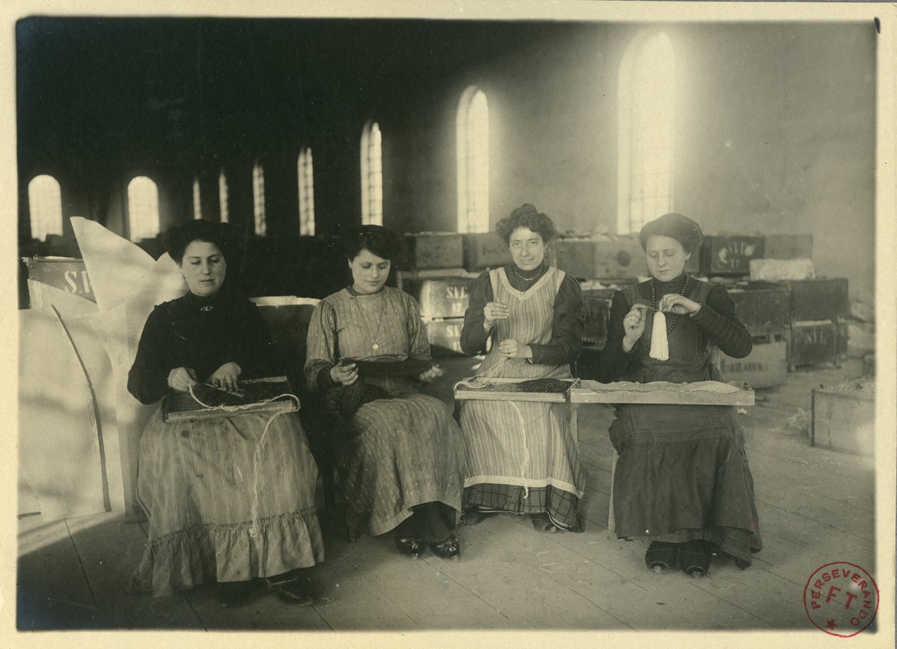 Mulheres a trabalhar numa oficina de passamanaria, Itália, fotografia de F Trembini de Italian Photographer