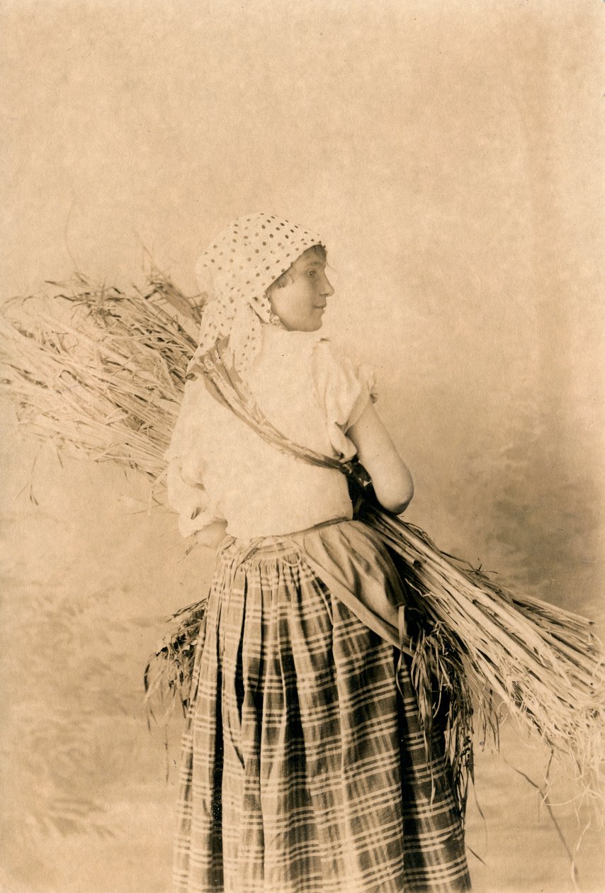 Jovem camponesa com roupas tradicionais, Lucera, Apúlia, Itália, fotografia de R Manfredonia, Lucera, cerca de 1900 de Italian Photographer