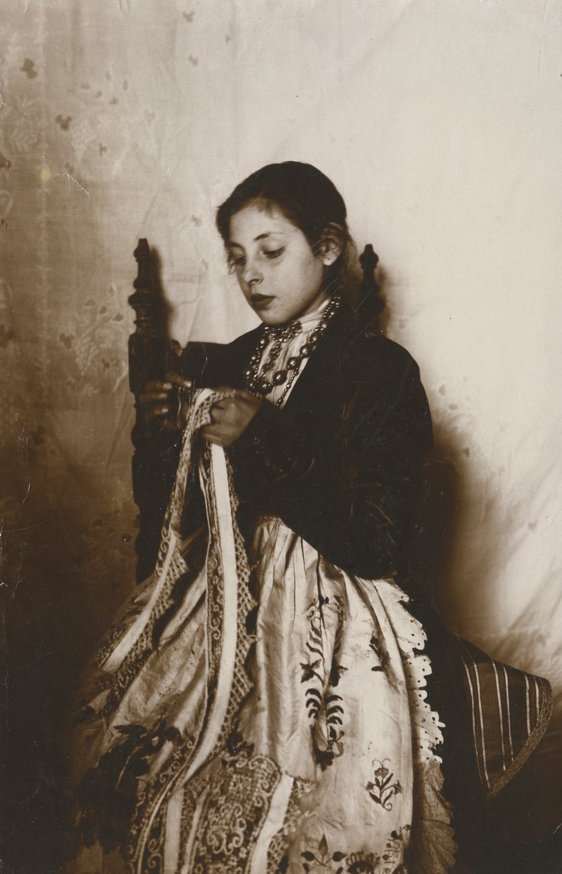 Mulher jovem a coser, Toscânia, Itália, ca. 1910 de Italian Photographer