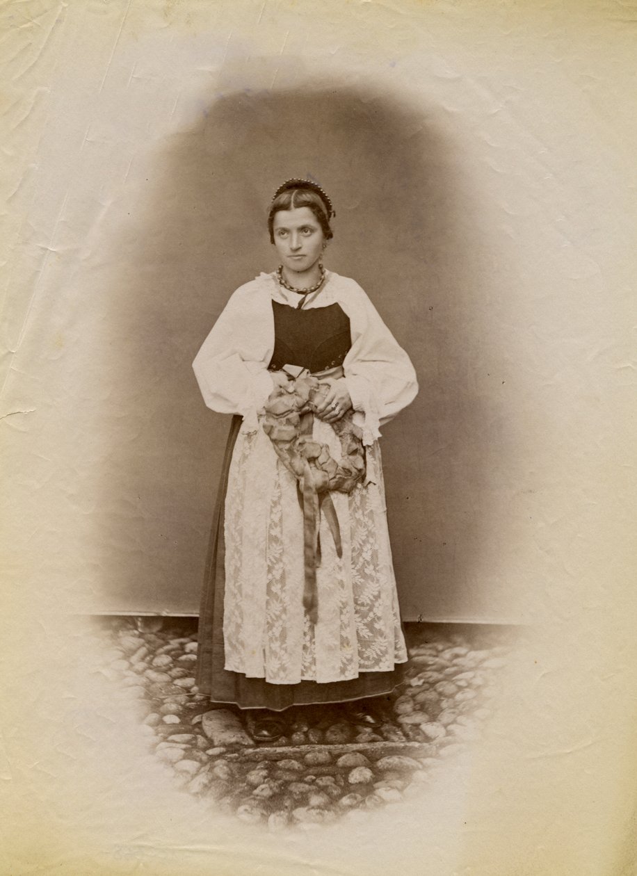 Jovem com um vestido de noiva e um anel de pão enrolado em fita, Parre, Lombardia, Itália, fotografia de Premiata Fotografia Taramelli, Bergamo de Italian Photographer