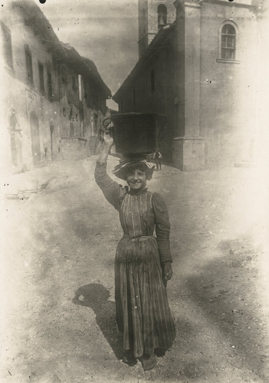 Mulher jovem com roupas tradicionais, Roccaraso, Abruzzo, Itália, cerca de 1905 de Italian Photographer