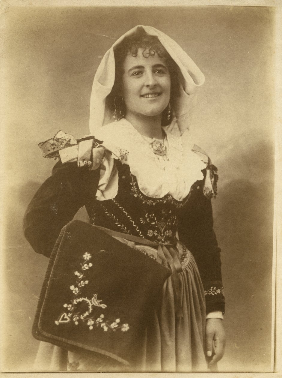 Mulher jovem com vestido tradicional e toucado, Abruzzo, Itália de Italian Photographer