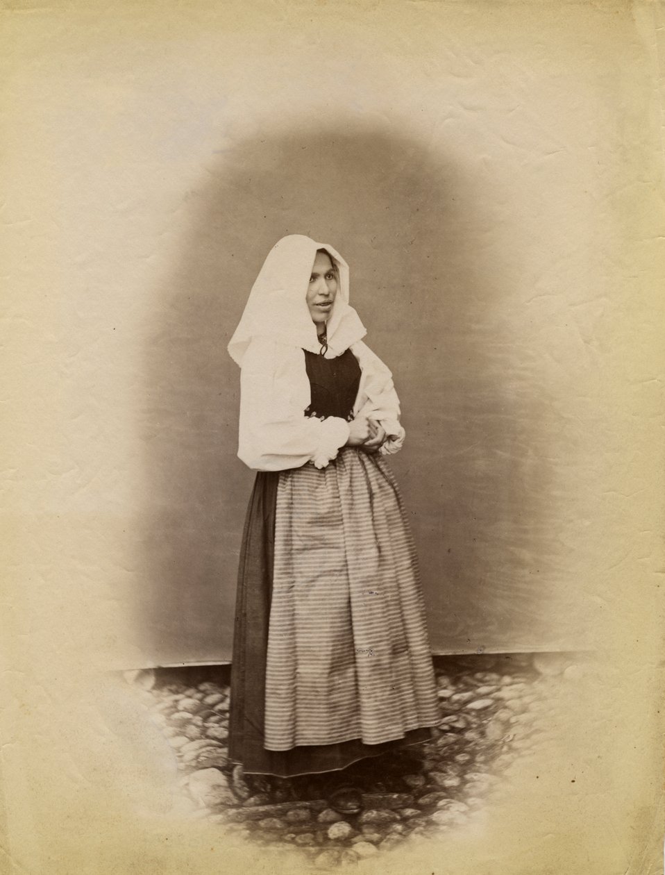 Jovem de vestido de noiva, Parre, Lombardia, Itália, fotografia de Premiata Fotografia Taramelli, Bergamo de Italian Photographer
