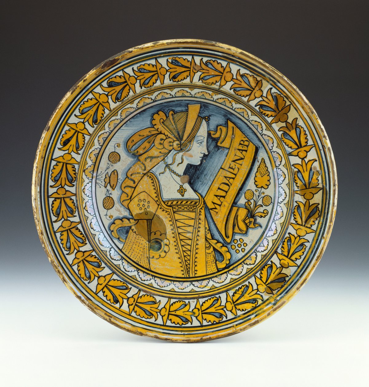 Um prato Deruta lustrado em azul e ouro representando uma jovem de perfil e com a inscrição Madalena B, c.1525 (cerâmica lustrada) de Italian School