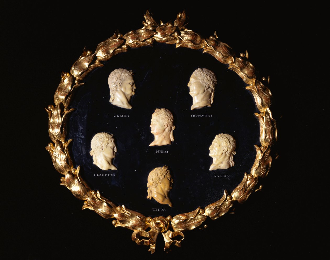 Um conjunto de seis bustos italianos em perfil de relevo de mármore de Siena dos imperadores romanos, com os nomes Octavius, Galbin, Titus, Claudius, Julius e Nero de Italian School
