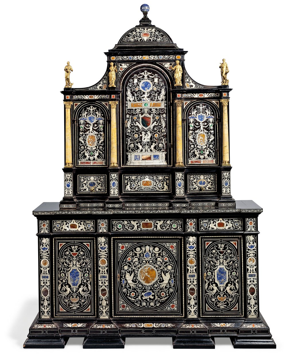 Um gabinete italiano de marfim com ormolu e ébano incrustado em pedra dura e ebonizado (marfim e ébano) de Italian School