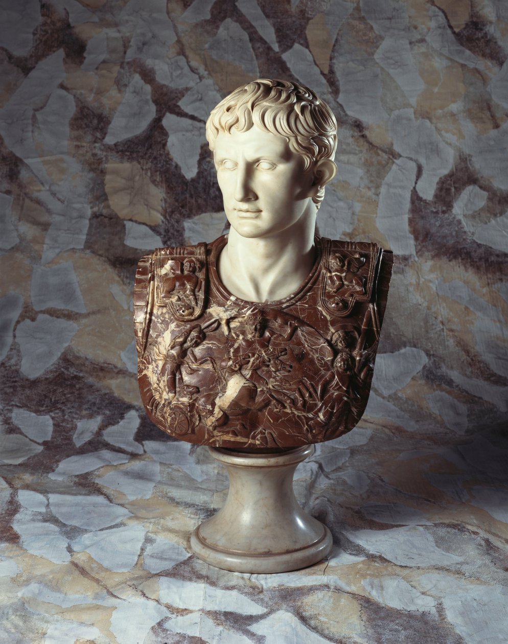 Uma estatuária esculpida em italiano e busto de mármore brecha de César Augusto, após a antiguidade de Italian School