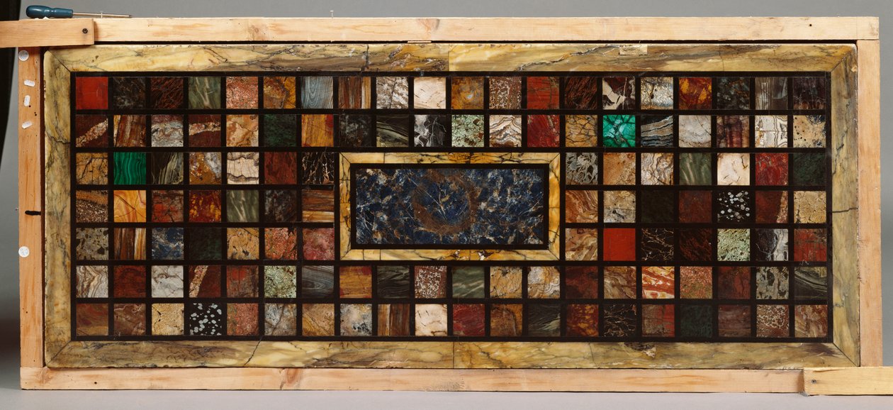 Um tampo de mesa de espécime italiano centrado por um painel de lápis-lazúli de Italian School