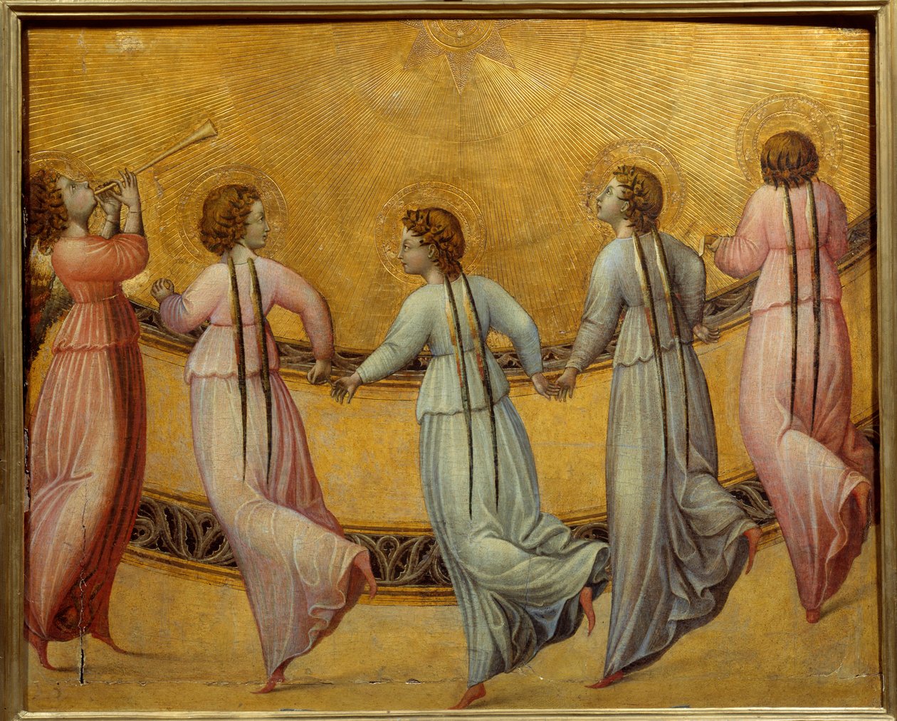 Anjos dançando na frente do sol. Rodada de anjos em fundo dourado, de mãos dadas. pintura anônima da escola italiana de Italian School