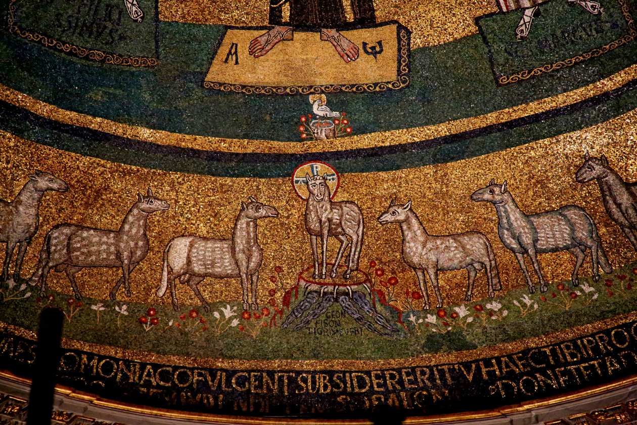 Abside mosaico com Cristo como o Cordeiro Pascal e ovelhas (mosaico) de Italian School