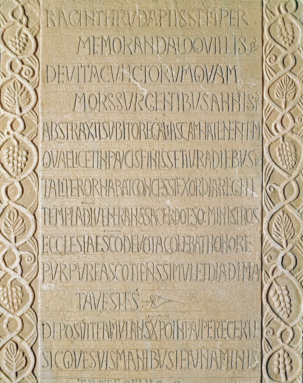 Arqueologia da Idade Média (Idade Média). Arte Bárbara da Lombardia: pedra tumular da Rainha Ragnetrude (Raginthruda) data de 740-750. Arte Lombarda. Pavia, Museu Cívico, Secção Arqueológica (Pavia, Musei Civici, Sezione Archeologia). de Italian School