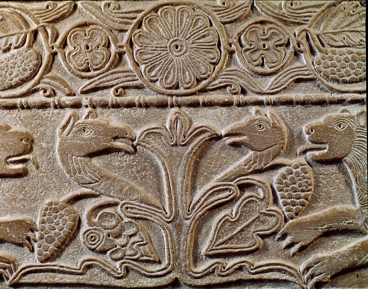 Arqueologia da Idade Média (Idade Média). Arte bárbara da Lombardia: pluto da princesa Teodote, dona do rei Cunipert chamado Cuniperto Pio, regne de 688 a 700). Detalhe do prato com grifos, cerca de 720. Arte lombarda, mármore. Pavia, M de Italian School