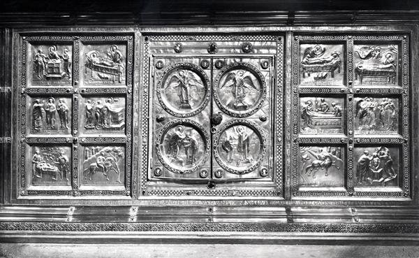 Verso do Altar Wulvinius, apresentado por Angilberto II em 835 (ouro e esmalte) de Italian School