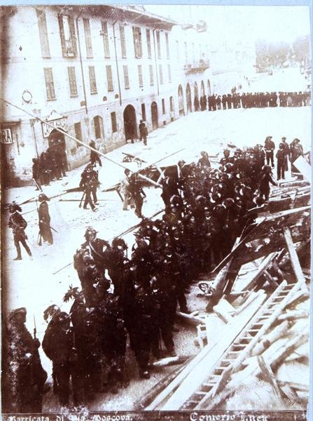 Barricadas e o Regimento de Espingardas na Via Moscova, durante os motins de Milão, de 6 a 9 de Maio de 1898 (foto a p/b) de Italian School