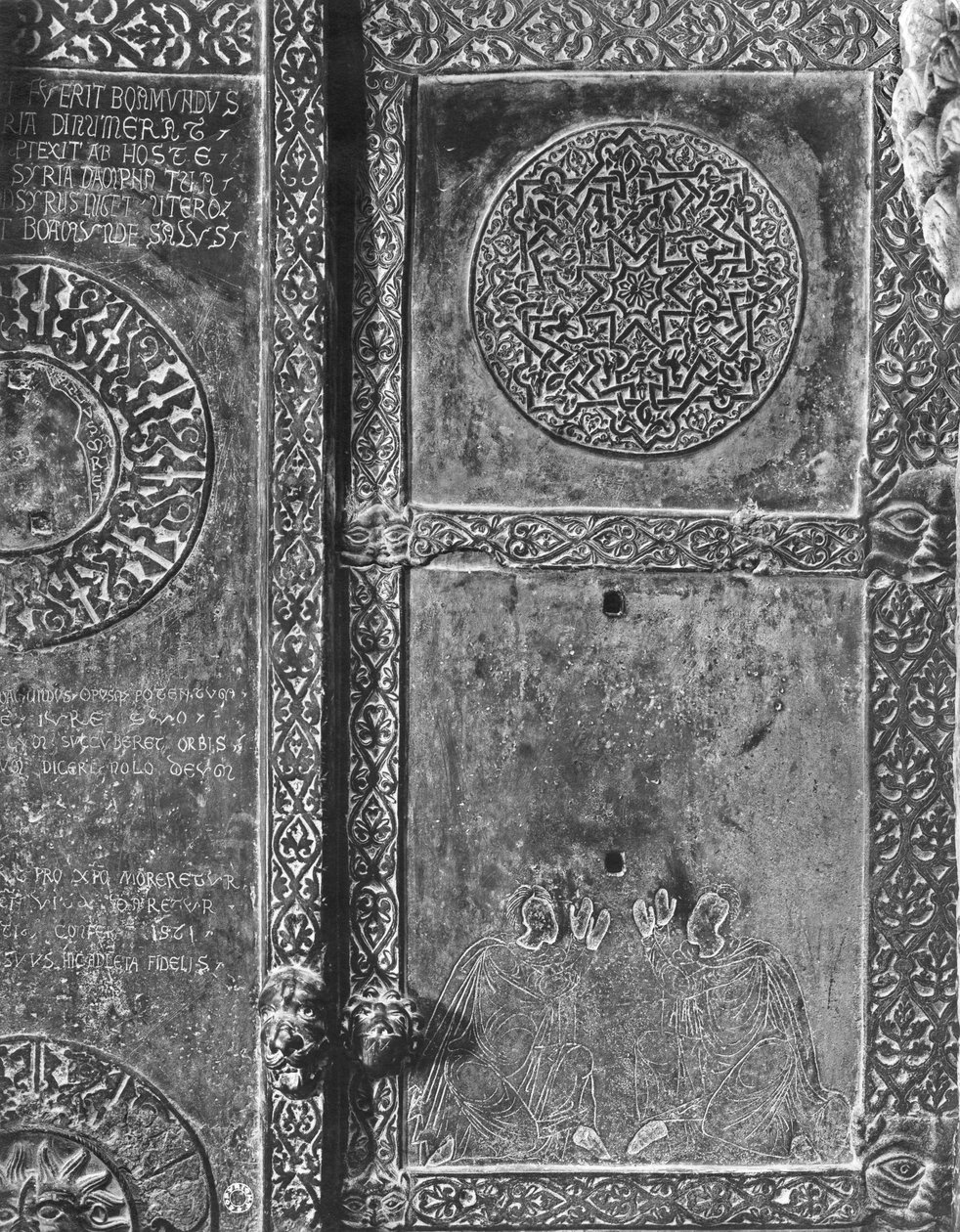 Porta de bronze, Mausoléu de Bohemund I de Hauteville (ver também 266975) (detalhe) (foto a p/b) de Italian School