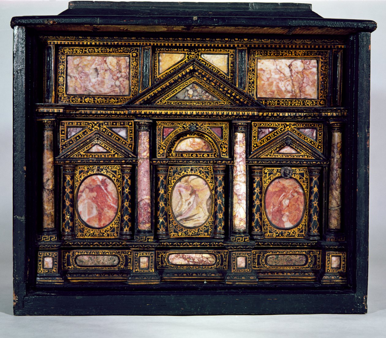 Armário (madeira dourada incrustada com mármore) de Italian School