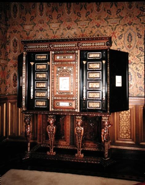 Gabinete dado a Maria Rainha dos Escoceses (1542-87) e Francisco II (1544-60) Delfim da França como presente de casamento (madeira incrustada com marfim e madrepérola) (ver 162450 para detalhes) de Italian School