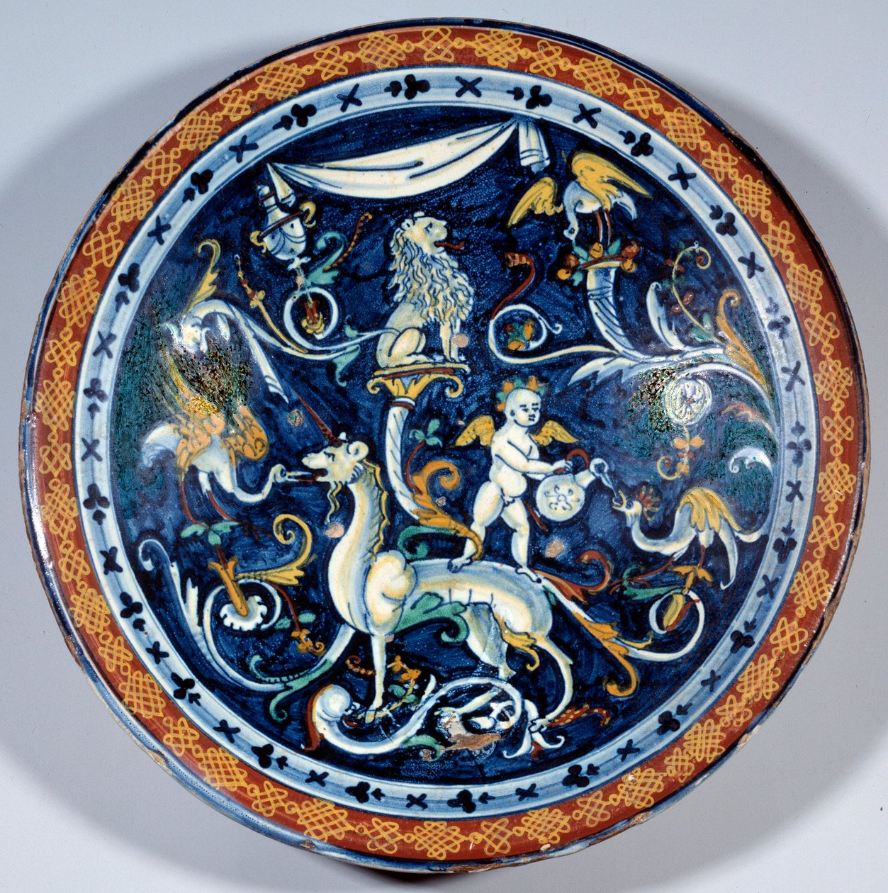 Cafaggiolo faience cup decora animais fantásticos. 1510-1520 Paris, Museu do Louvre de Italian School