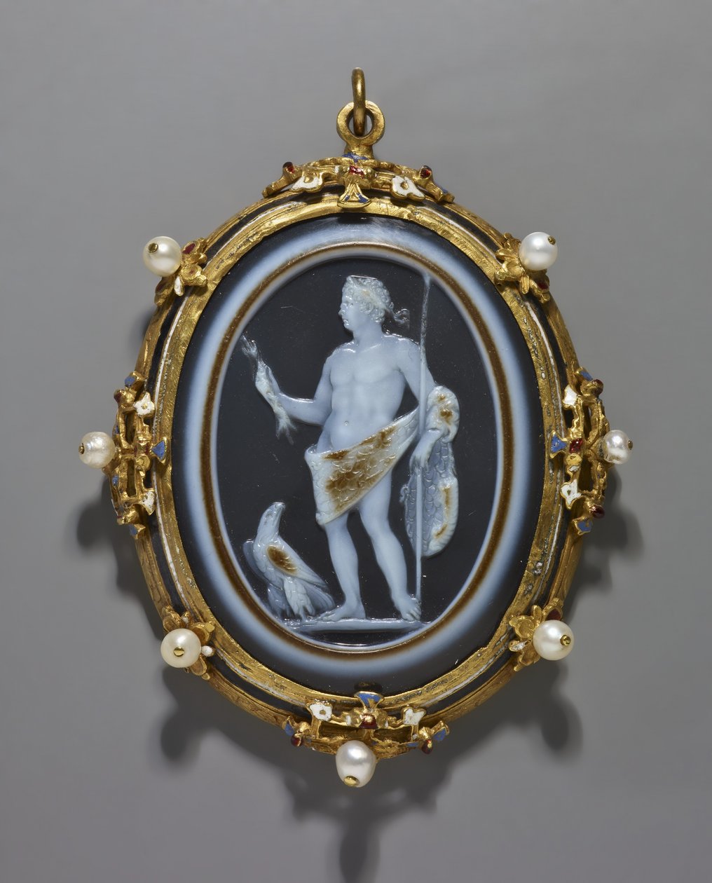 Camafeu retratando um imperador romano como Júpiter, Camafeu: romano, 41-54 DC, Moldura: italiano, final do século 16 (camafeu: sardônica; moldura: ouro, esmalte e pérolas) de Italian School