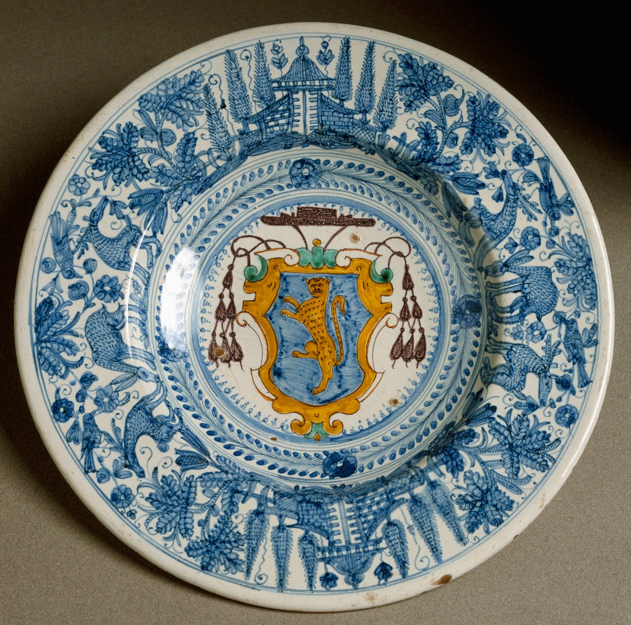 O brasão do Cardeal. Placa de cerâmica produzida em Deruta, Itália. 1620 ao redor de Florença, Museo Nazionale del Bargello de Italian School