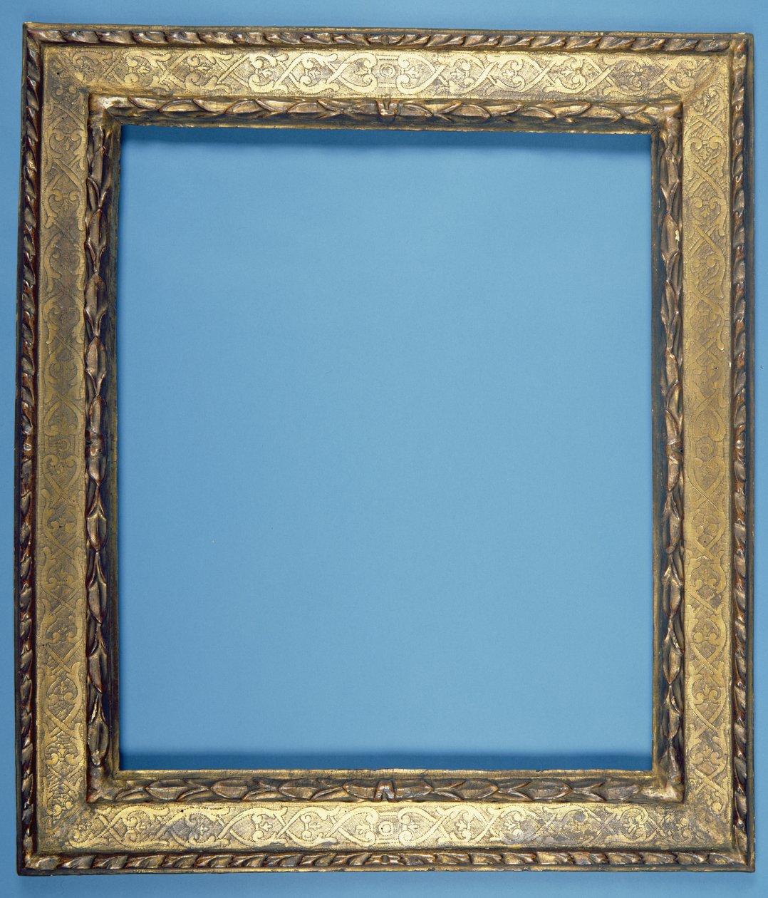 Moldura de chapa esculpida e dourada com desenho floral escalonado de Italian School