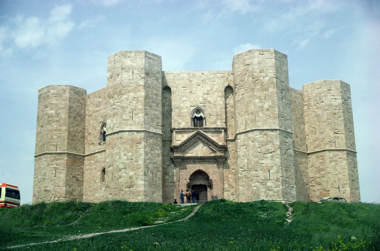 Castel del Monte, construído durante o reinado do imperador Frederico II (1194-1250) c.1240-50 de Italian School