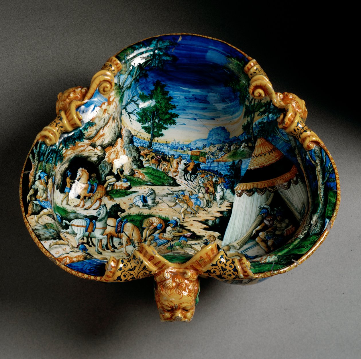 Taça de cerâmica em forma de árvore decorada da representação de Hannibal durante a travessia dos Alpes produzida em Urbino, na oficina Fontana, Itália. 1550 ao redor de Florença, Museo Nazionale del Bargello de Italian School