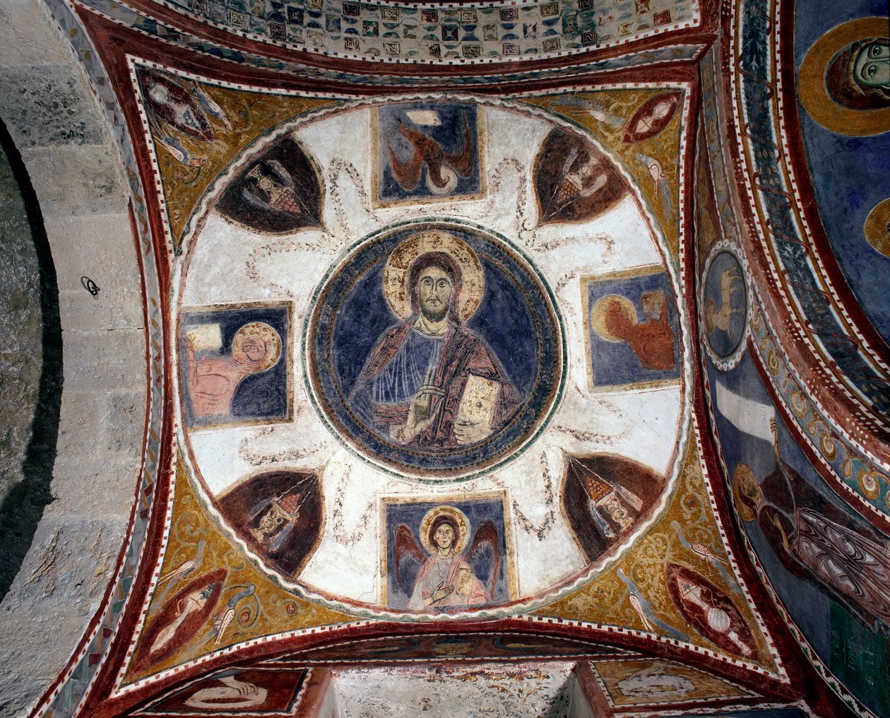 Cristo abençoa os símbolos dos evangelistas Fresco da escola italiana do século XIII. Cofre 15 da cripta da Catedrais de Anagni. Itália de Italian School