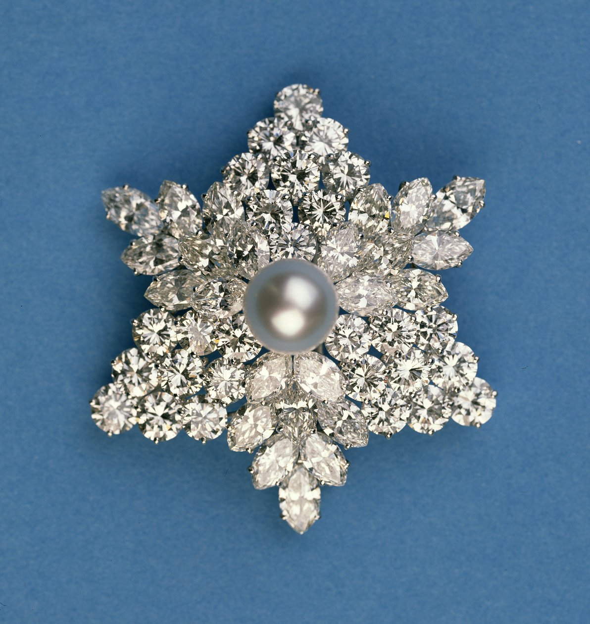 Broche de floco de neve circular e marquise de diamantes by Bulgari de Italian School
