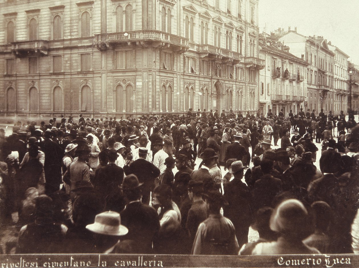 Cidadãos desafiam a Cavalaria do General Bava Beccaris, durante os tumultos de Milão, de 6 a 9 de maio de 1898 de Italian School