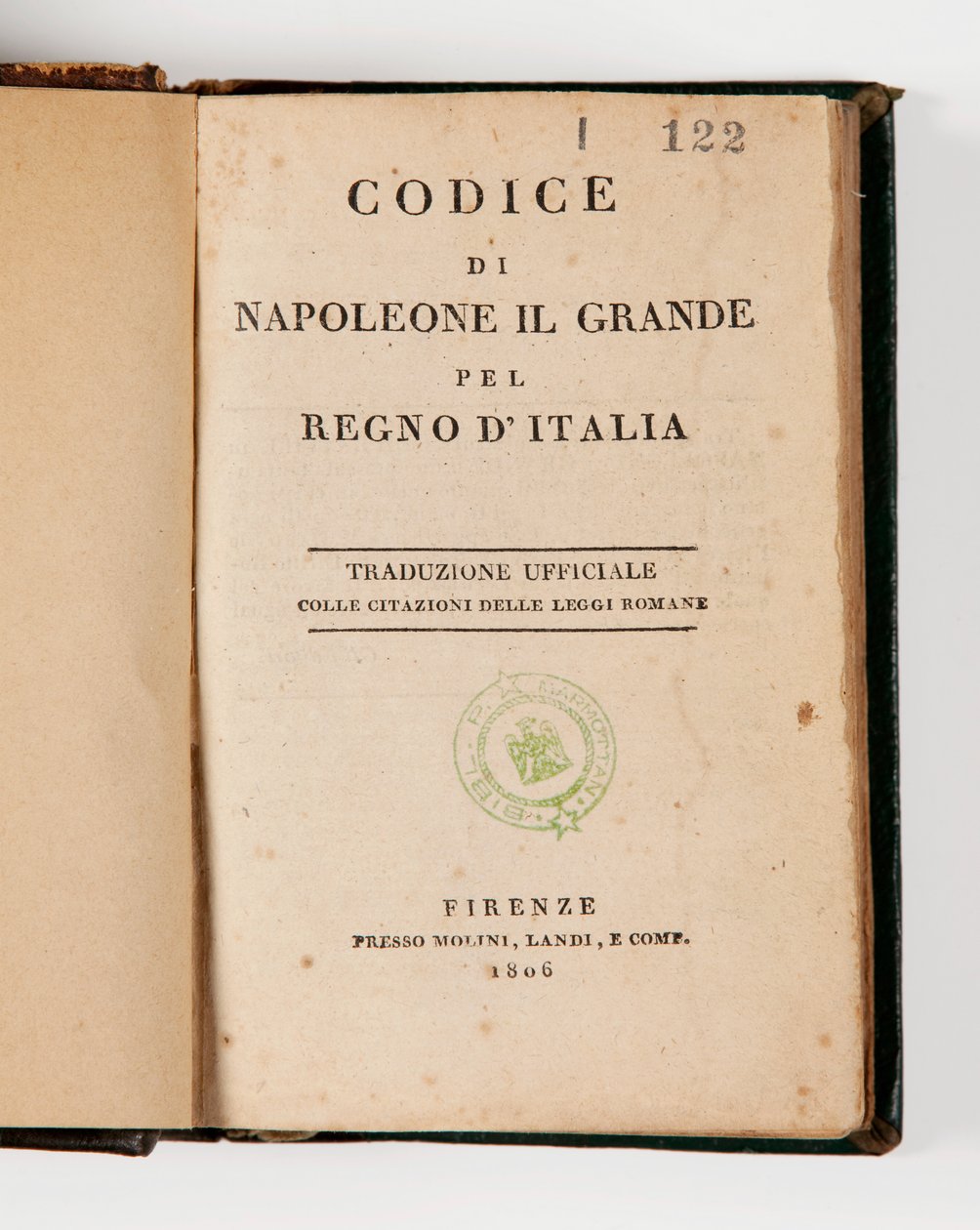Código de Napoleão, o Grande, para o Reino da Itália, aberto na página de título, publicado em Firenze, Molini, Landi et Cie, 1806 (impresso) de Italian School