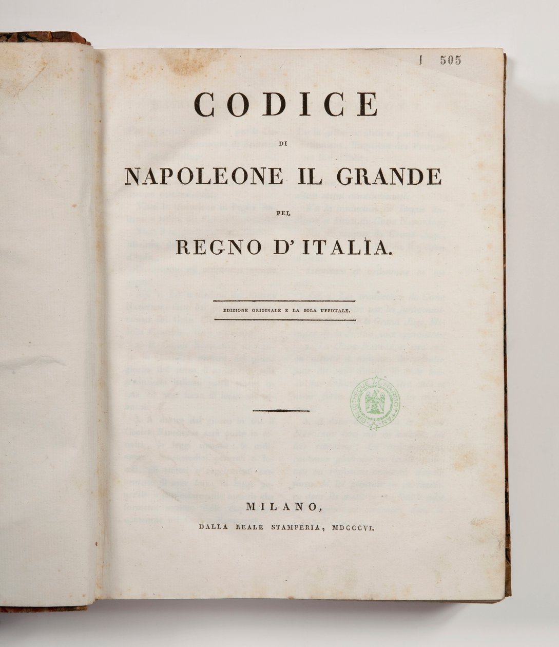 Código de Napoleão, o Grande, para o reino da Itália, aberto na página de título, publicado em Milão, dalla reale Stamperia, 1806 (impresso) de Italian School