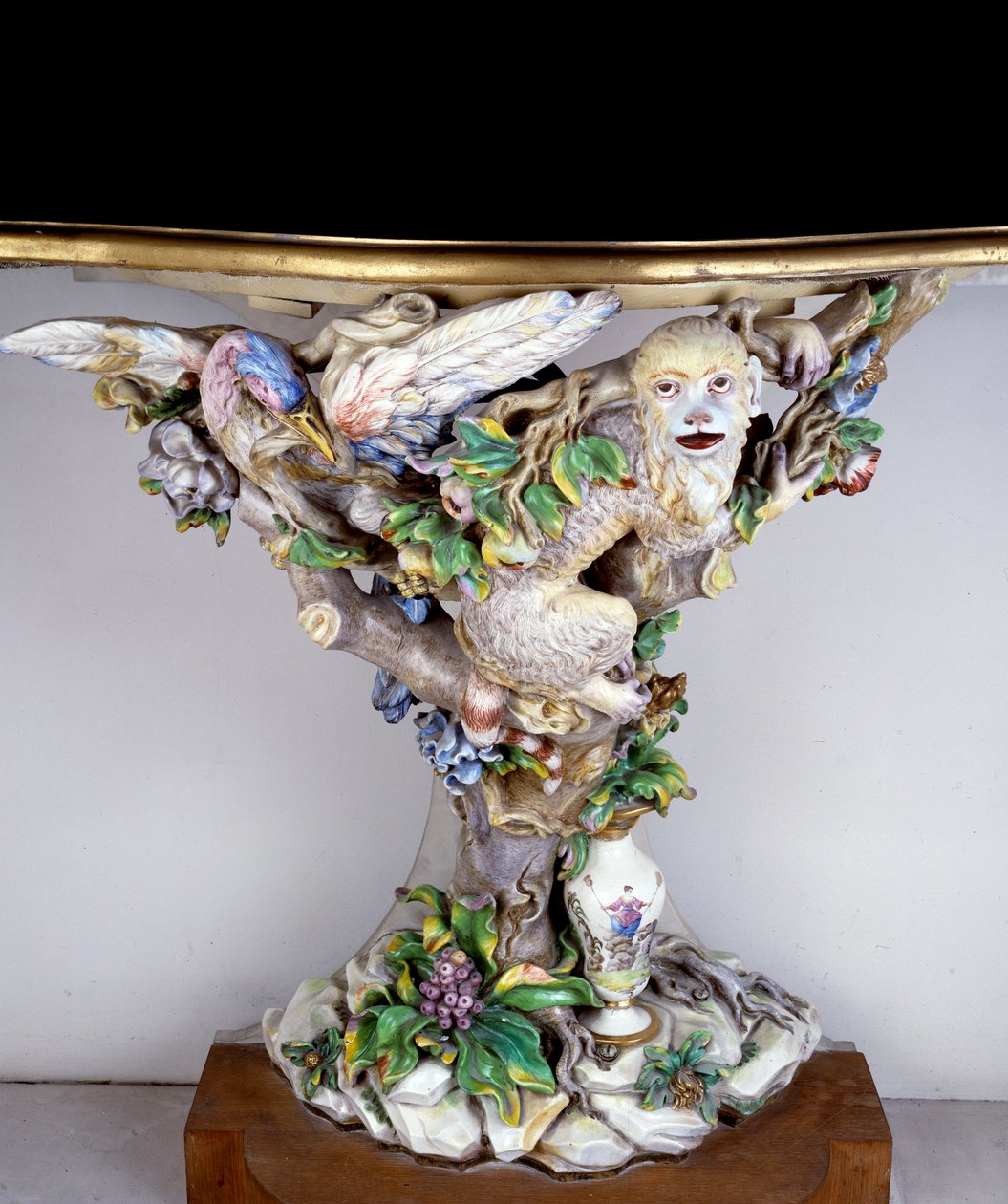 Console de porcelana macia na fabricação de Capodimonte. Século XVIII Sevres. Fabrico de porcelana de Italian School