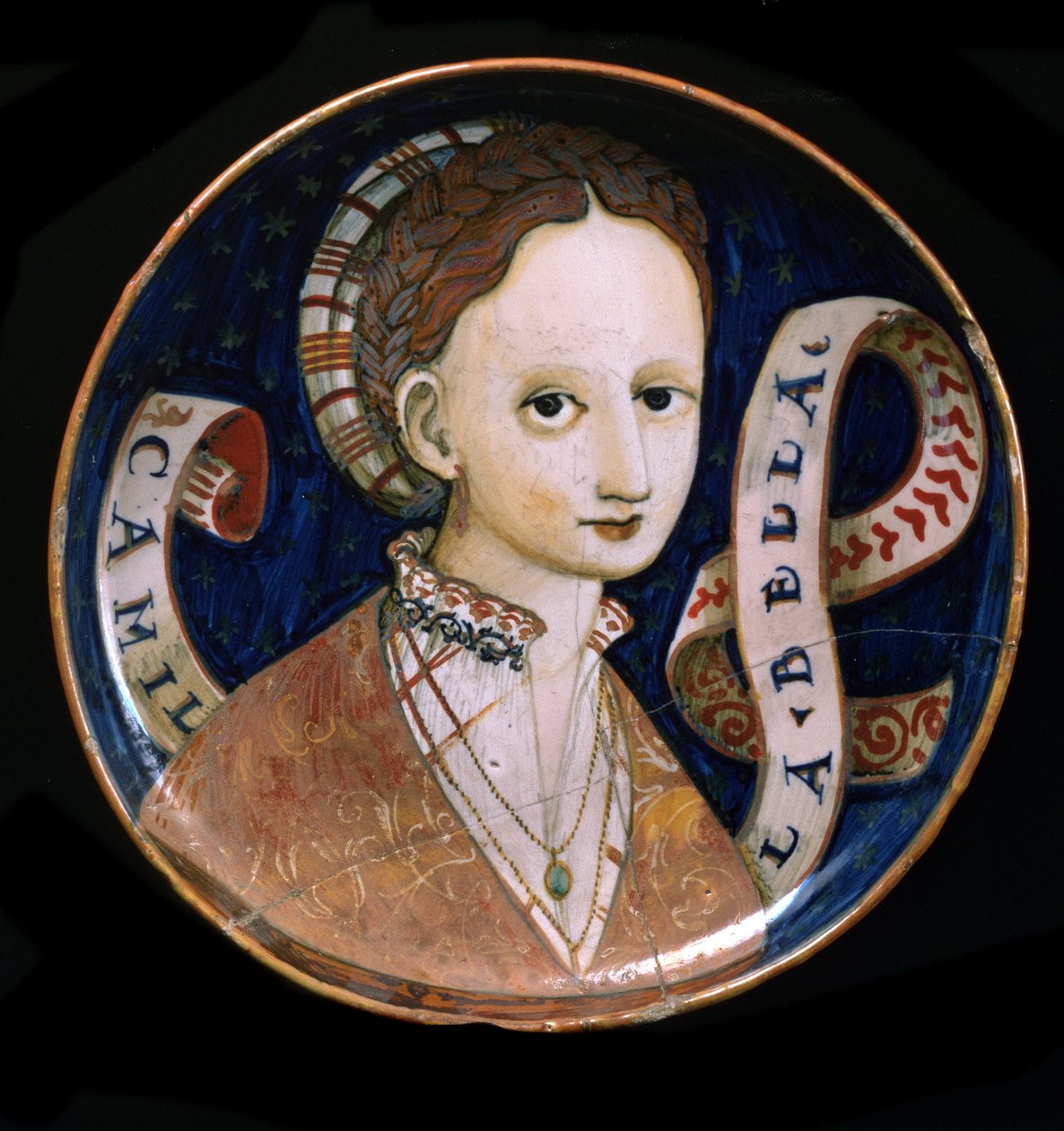 Taça decorada com rosto feminino (Camilla bella). É um prato de majólica que os homens ofereciam às mulheres que amavam (coppa amatoria) 1530-1537 Diam. 21 cm Museu Hermitage São Petersburgo de Italian School