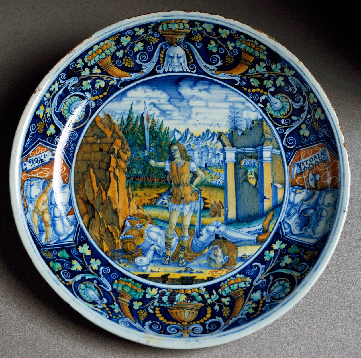 David triunfante da placa cerâmica de Golias produzida em Faenza, Itália. 1507 ao redor de Florença, Museo Nazionale del Bargello de Italian School