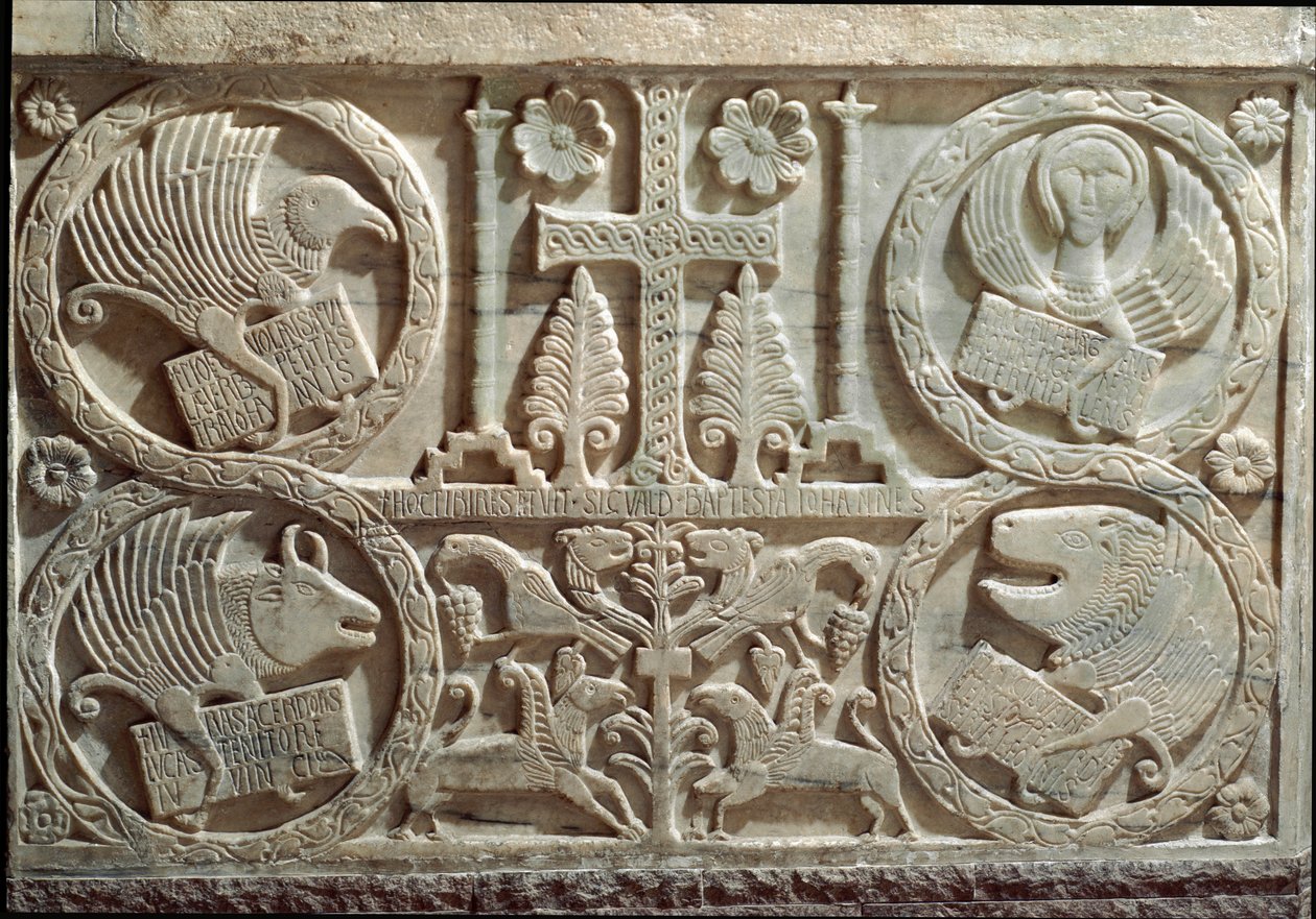Detalhe de Stuco com símbolos dos quatro evangelistas (tetramorfo): o anjo para São Mateus, o leão para São Marcos, o touro para São Lucas e a águia para São João. 730-740 Cividale, Battistero di San Callisto de Italian School