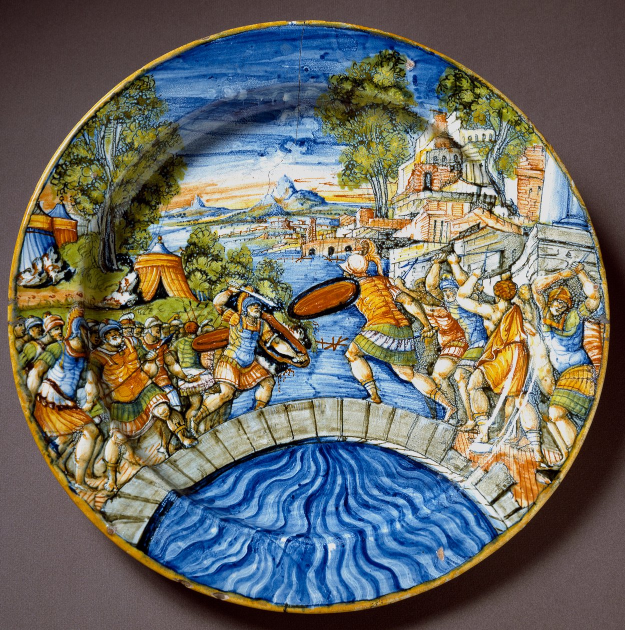Episódio da defesa da Ponte Sublicius pelo lendário herói romano Horatius Cocles durante a luta contra a placa cerâmica Etrusca produzida em Urbino na oficina Fontana, Itália. 1560 ao redor de Florença, Museo Nazionale del Bargello de Italian School