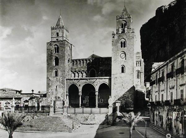 Exterior do Duomo, iniciado em 1131 pelo Rei Roger II (d.1154) da Sicília (foto a p/b) de Italian School