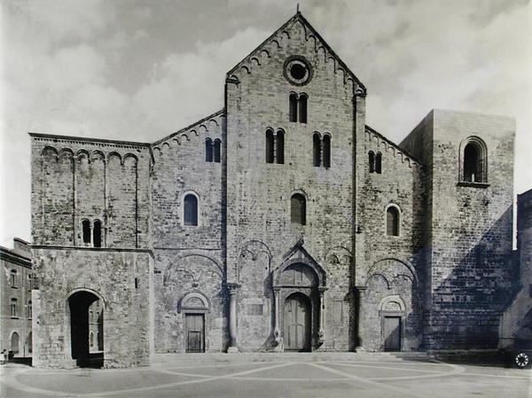 Fachada da basílica, fundada em 1087 para receber as relíquias de São Nicolau (foto a p/b) de Italian School
