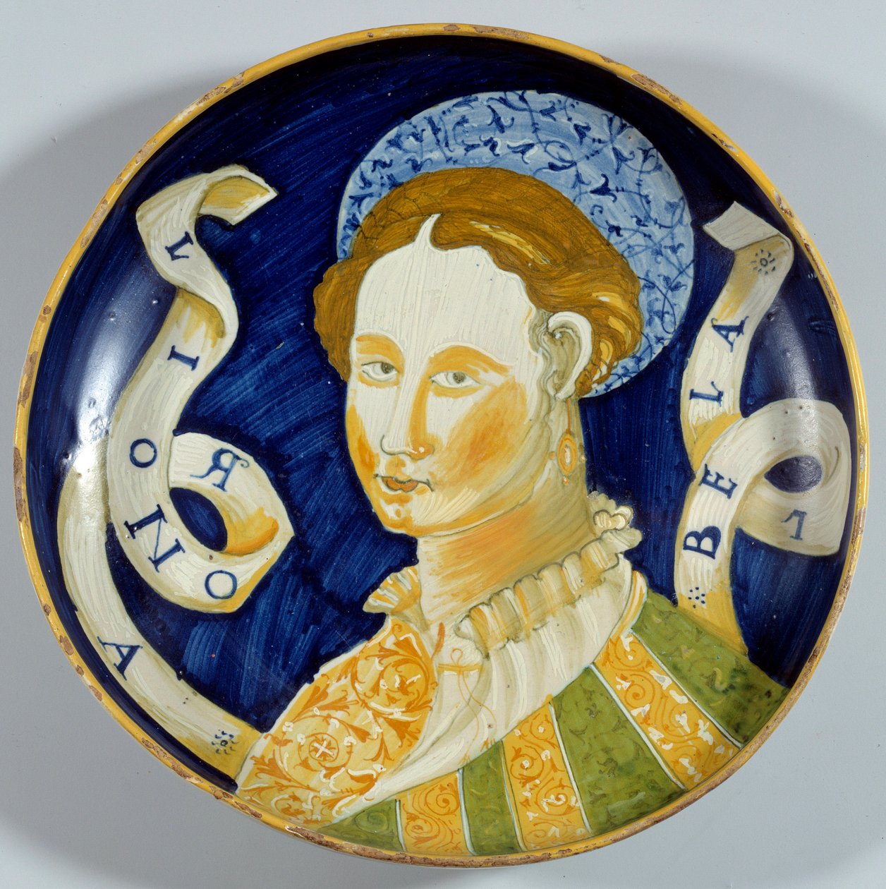 Taça de faiança "Lionora Bella" produzida em Casteldurante. Enouen do século XVI, Museu Nacional da Renascença de Italian School