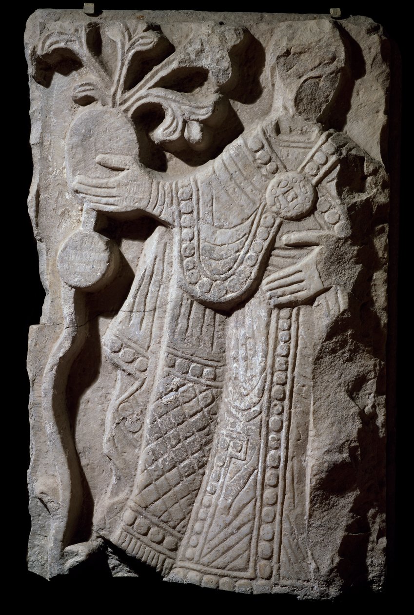 Figura de bispo, fragmento do grupo que representa a procissão batismal, bas-relevo de mármore, Itália de Italian School