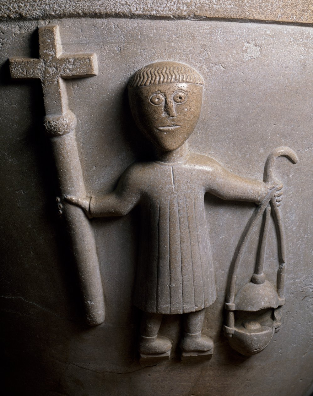 Figura de procissão litúrgica, detalhe da pia batismal decorada em relevo, calcário branco, Igreja de San Geminianus, Vicofertile, Emilia-Romagna, Itália de Italian School