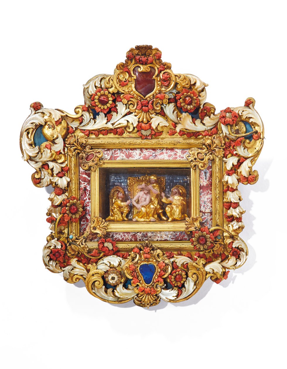 Frame, Trapani, primeira metade do século 18 (madeira dourada, bronze, madrepérola, mármore, lápis-lazúli, cobre dourado e coral) de Italian School