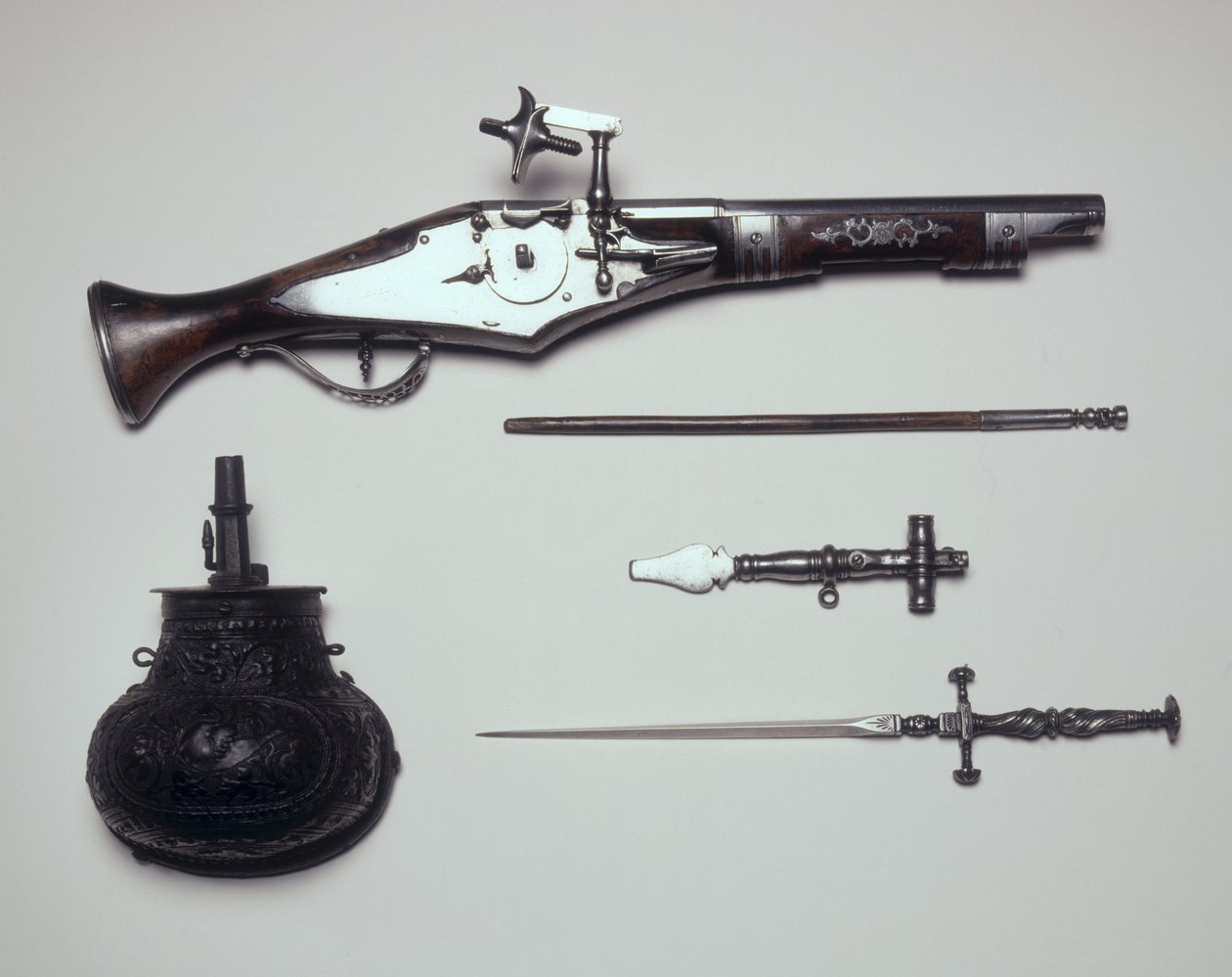 Grupo de Armas: Pistola Wheellock, Chave de Enrolamento, Balão de Pó e Estilete de Italian School