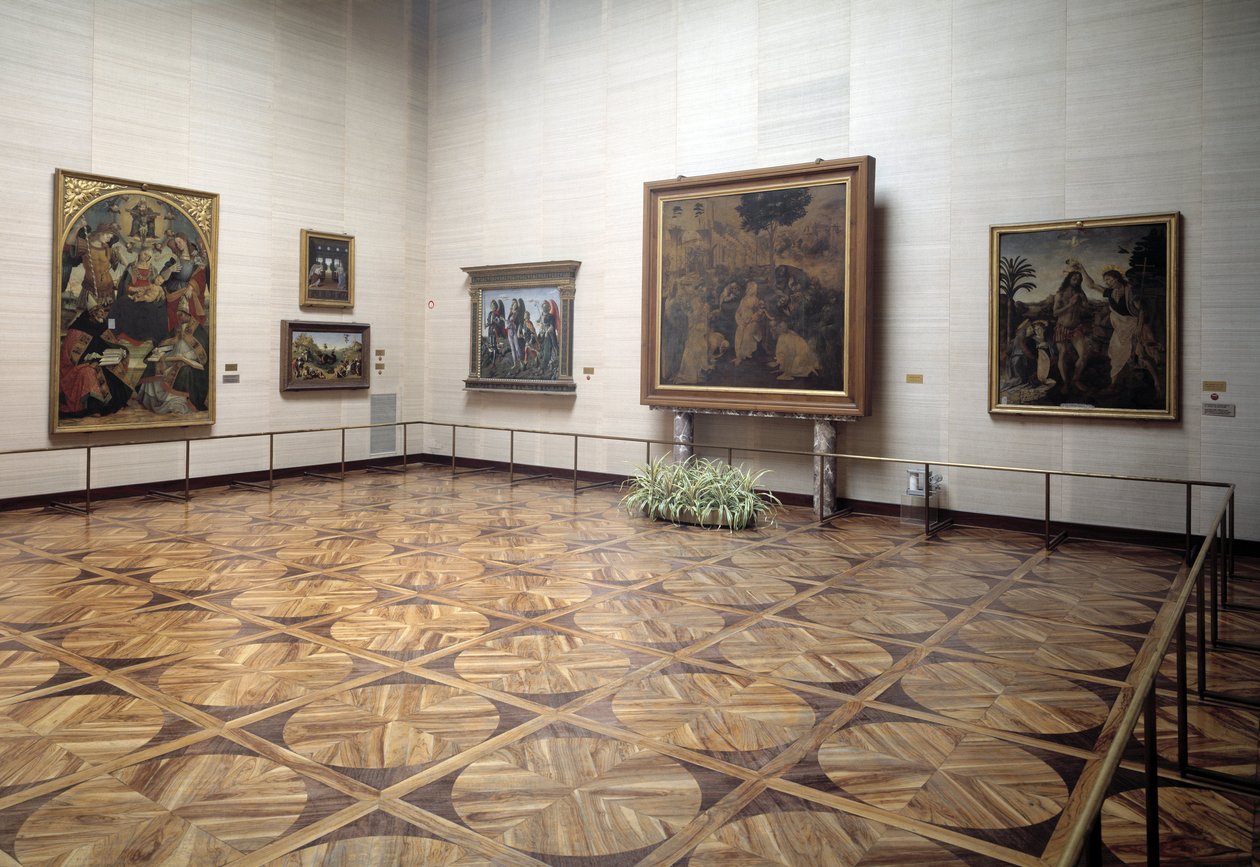 Salão do museu apresentando A Adoração dos Magos por Vinci, o Batismo de Cristo por Verrocchio e Vinci, a Santíssima Trindade com a Virgem e os Santos por Signorelli de Italian School