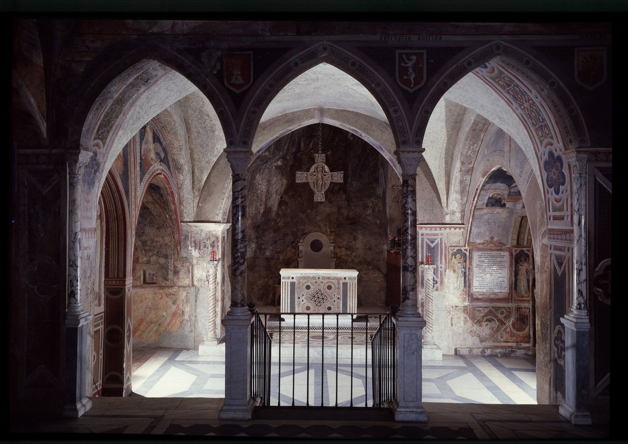 Vista interior do presbitério e altar, caverna de São Benedito (sacro speco) Subiaco de Italian School
