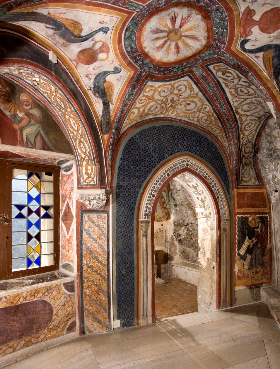 Vista interior da capela de Saint Gregoire (Gregorio) decorada com frescos de influências bizantinas feitos pela escola romana do início do século XIII. Mosteiro de São Benedetto (Sacro Speco), Subiaco (Roma), Itália de Italian School