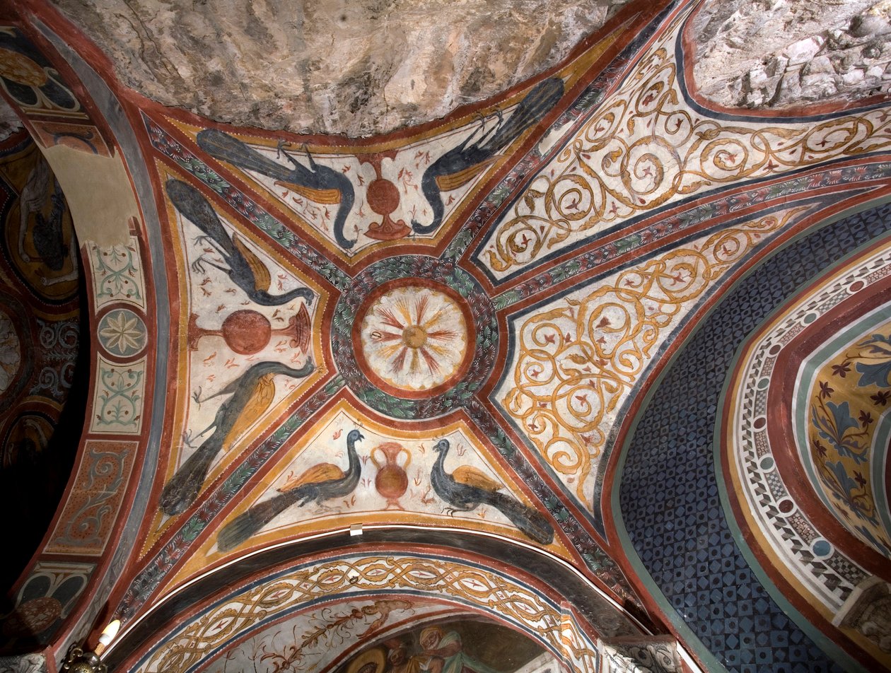 Vista interior da capela de Saint Gregoire (Gregorio) decorada com frescos de influências bizantinas feitos pela escola romana do início do século XIII. Mosteiro de São Benedetto (Sacro Speco), Subiaco (Roma), Itália de Italian School